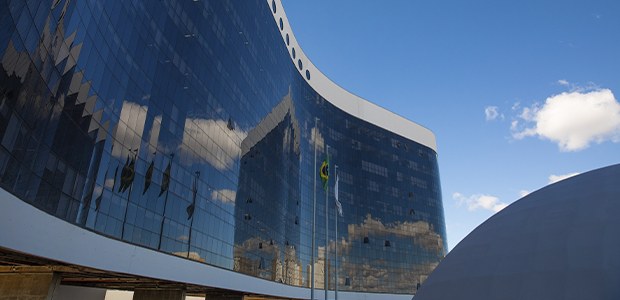 Presidente do TSE atende pedido do PL e suspende divulgação de pesquisa por suposta suspeita de indução contra Flávio Bolsonaro