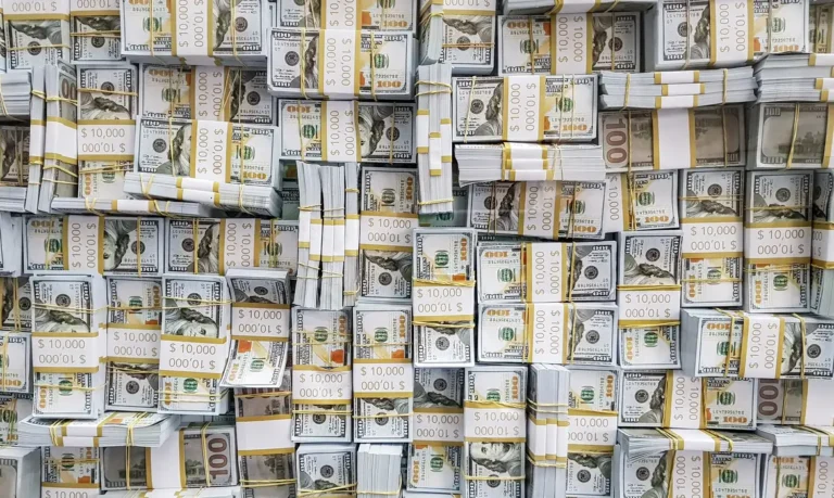 Dólar cai a R$ 5,14 com alívio no mercado externo