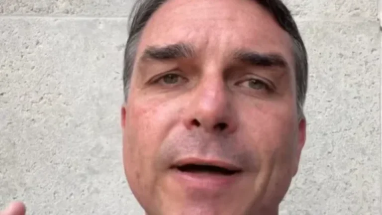 PF apura se Flávio fugiu do Brasil; na casa do senador, ninguém atende interfone